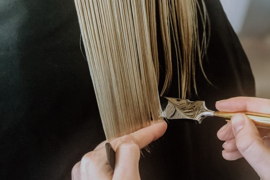 Haare die mit einem Calligraphy Messer geschnitten werden